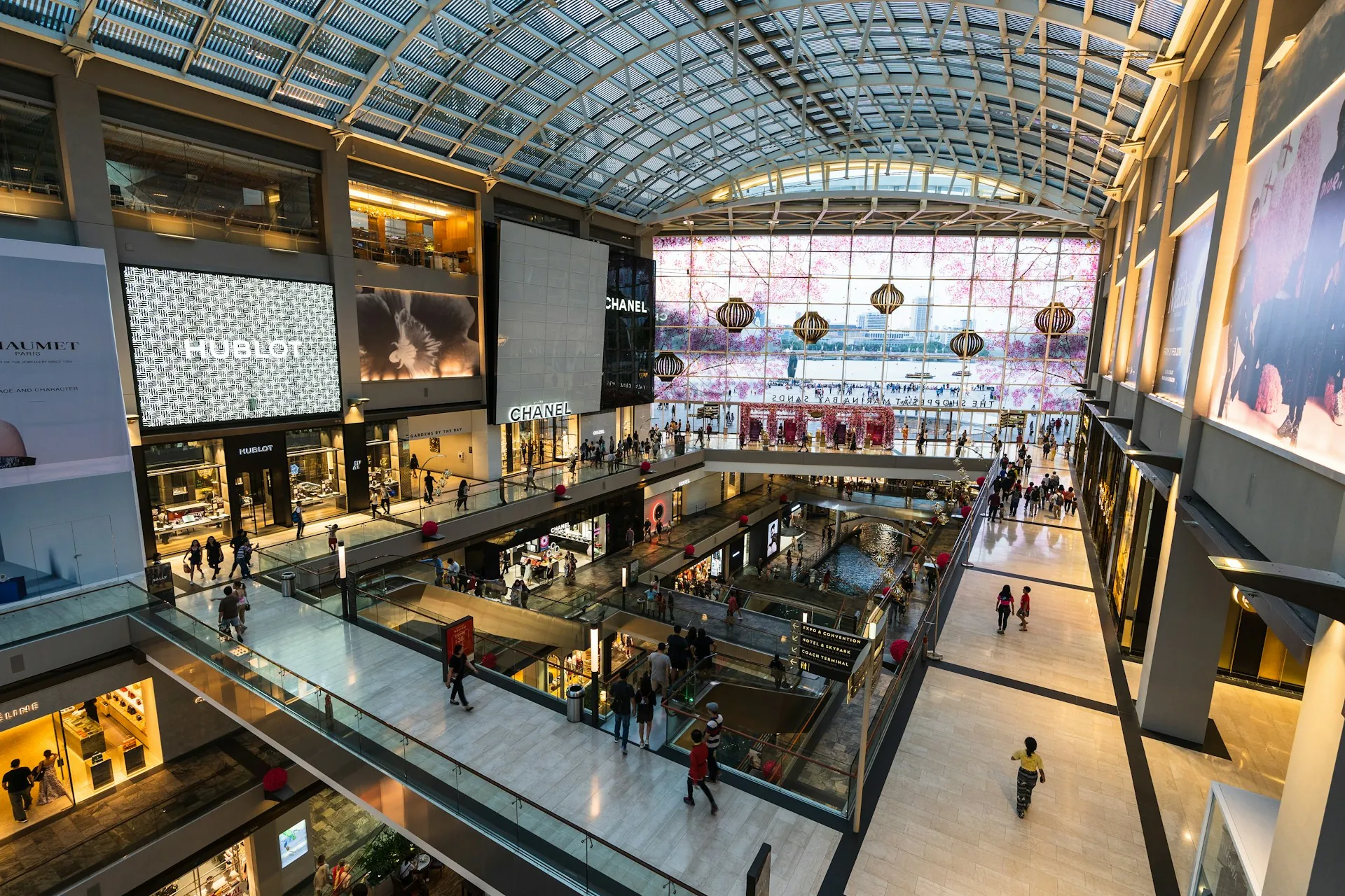 Shopping centre atrium during daytime trading — calm non-incident scene